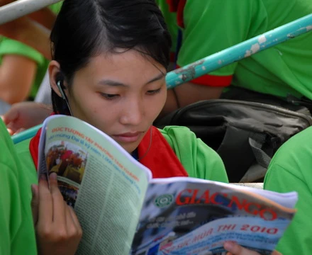 Bạn trẻ đọc báo Giác Ngộ - Ảnh: B.Th